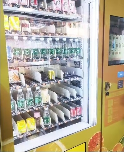 Gepatenteerde isolatie deur en digitale lijst in automatische automaat voor duurzaamheid en gemak
