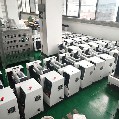 Laboratorium Rubberbroodje Twee die de Plastic Rubbermachines van de materiaalmolen mengen